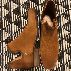 Zodiac Suede Tan Ankle Booties, Like new! Size 9 Never worn outside